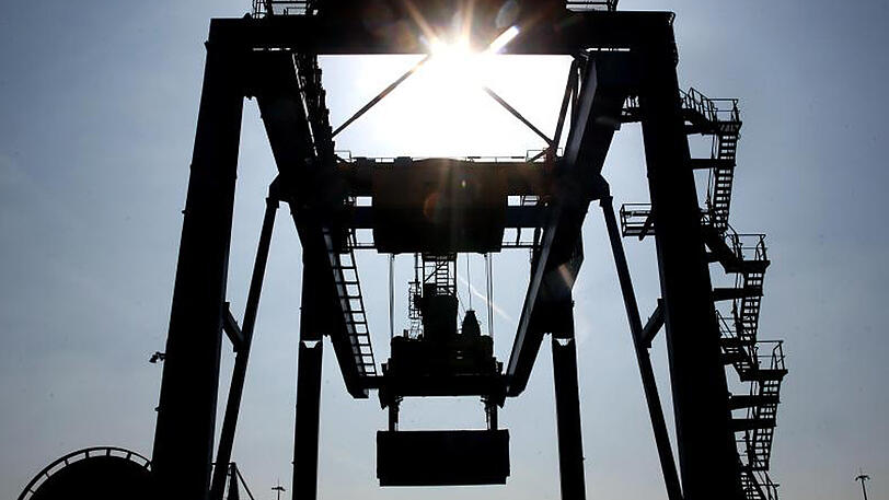 Container werden in Duisburg im Duisport Hafen verladen.