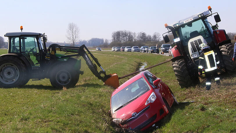 Durch eine Kollission mit einem Traktor rutschte der PKW einer Frau in den Straßengraben.