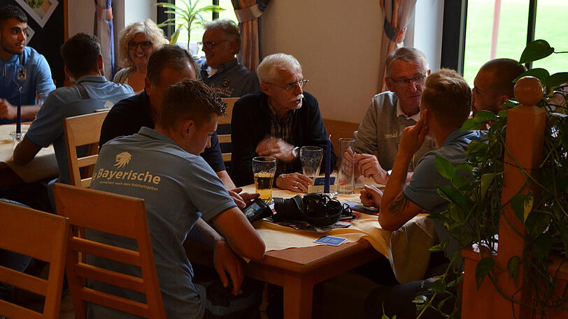 Ein launiger Abend mit Spielern, Trainerteam und den Fans: Daniel Bierofka und seine Mannschaften trafen sich am Donnerstagabend mit den Anhängern zum traditionellen Fanabend - auch in der Regionalliga ein Muss.