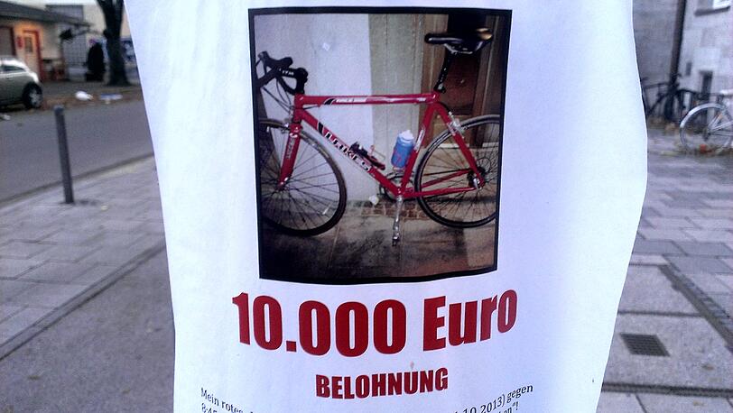 Klingt unfassbar: 10 000 Euro bietet ein Münchner auf diesem Zettel am Elisabethmarkt für Hinweise auf sein Radl an.
