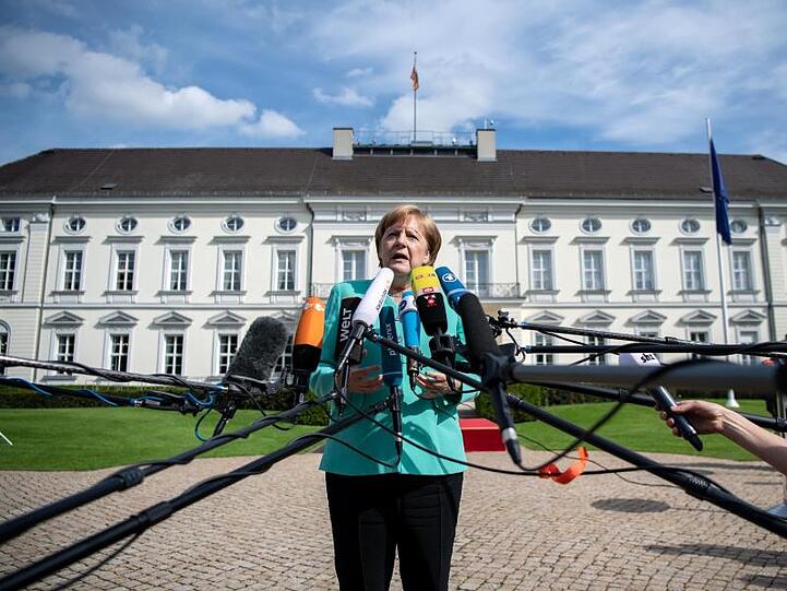 Auch Kanzlerin Merkel sprach zum 70. Jahrestag des Grundgesetzes im Park vom Schloss Bellevue.