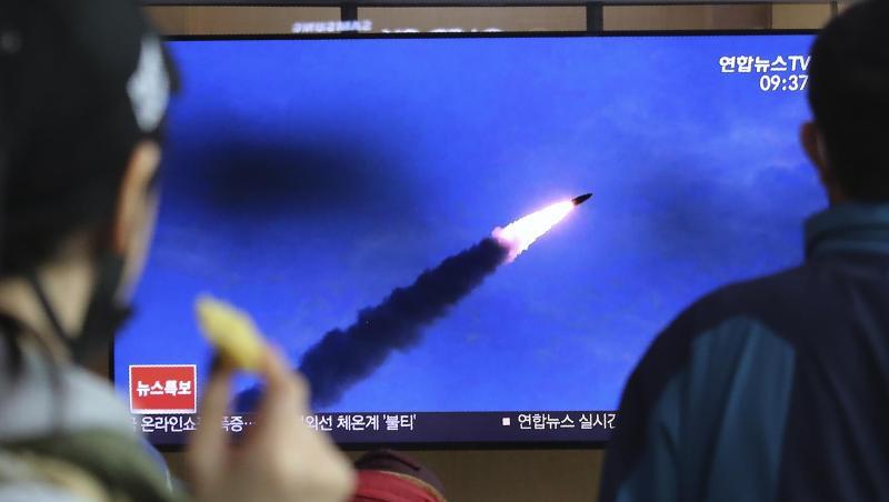 Menschen im Bahnhof von Seoul verfolgen eine Nachrichtensendung, in der über den Abschuss der Raketen berichtet wird. Menschen im Bahnhof von Seoul verfolgen eine Nachrichtensendung, in der über den Abschuss der Raketen berichtet wird.