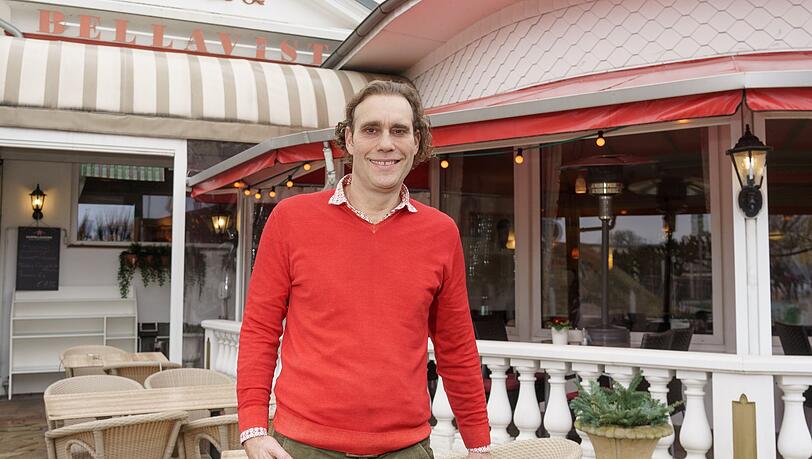 Der Gastwirt Marco Ceccaroli vor seinem Restaurant "Bellavista" in Travemünde.