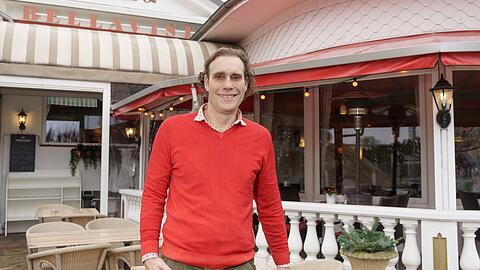 Der Gastwirt Marco Ceccaroli vor seinem Restaurant "Bellavista" in Travemünde.