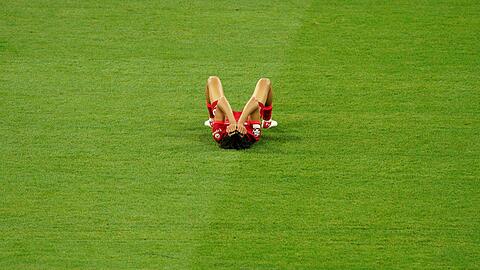 Der Liverpooler Trent Alexander-Arnold liegt nach dem Spiel niedergeschlagen am Boden.