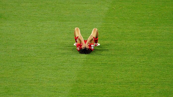 Der Liverpooler Trent Alexander-Arnold liegt nach dem Spiel niedergeschlagen am Boden.