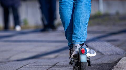 Noch immer beliebt, aber zunehmend in Unfälle involviert: E-Scooter (Symbolbild).