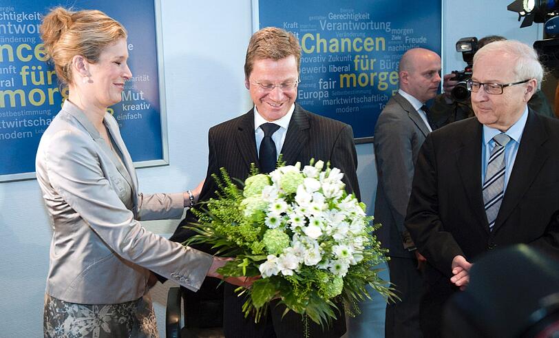 Blumen von Silvana Koch-Mehrin für Guido Westerwelle. Rechts Bundeswirtschaftsminister Brüderle