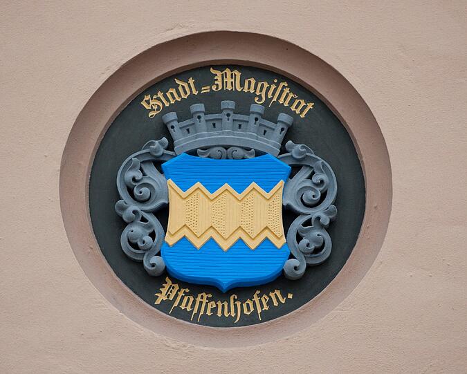 Das Wappen von Pfaffenhofen über dem Eingang des Rathauses.