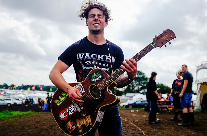 Ist auf den acht Bühnen gerade nichts los, greifen die Fans eben selbst zur Gitarre.