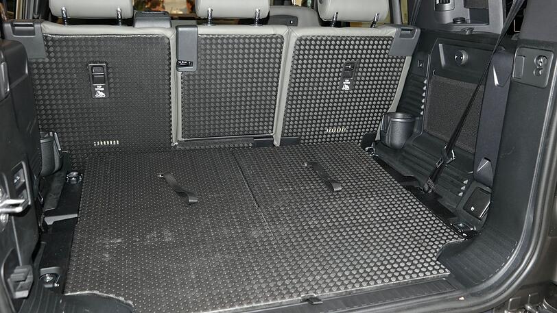 Im Kofferraum des Defender 110 haben bei Fünferbestuhlung 1075 Liter Gepäck Platz, an den Schlaufen lassen sich zwei Notsitze herausziehen.