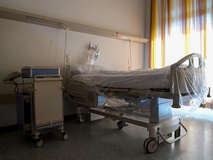 Ein mit Folie überzogenes Bett steht in einem Krankenhauszimmer. Foto: Federico Gambarini/dpa/Symbolbild