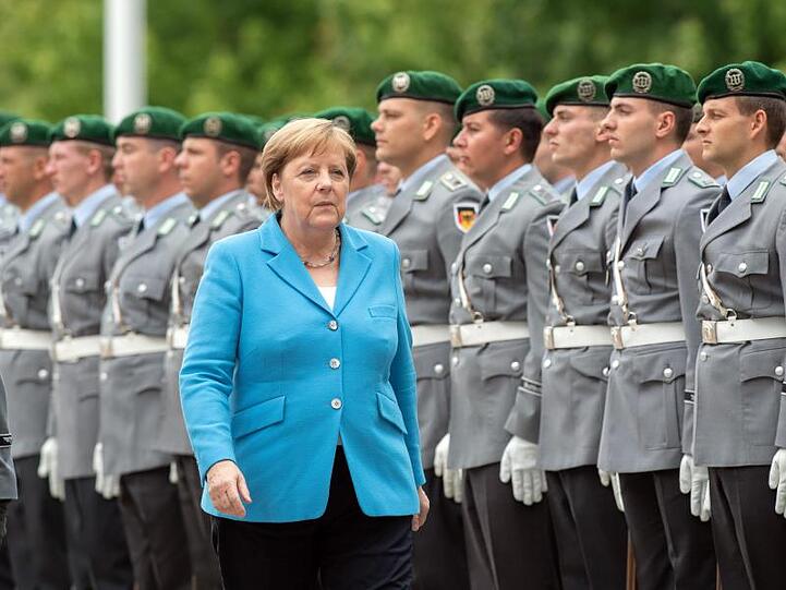 Kanzlerin Merkel vor Soldaten des Wachbataillons im Ehrenhof des Bundeskanzleramts.