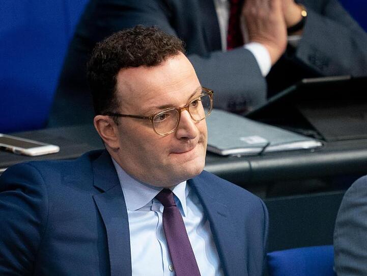 "Ich habe manchmal den Eindruck, Arbeitgeber im Gesundheitswesen planen noch so wie in den 90er Jahren - und das geht halt im Jahr 2020 nicht mehr", sagt Spahn.