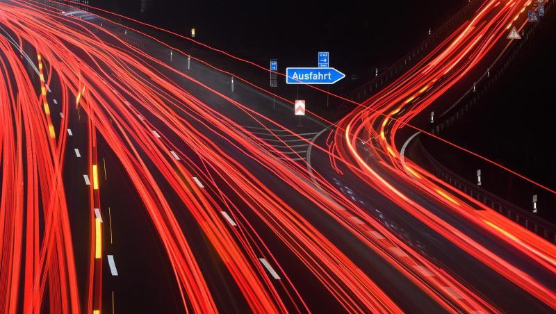 Die Langzeitbelichtung zeigt Leuchtspuren von PKW und LKW auf einer Autobahn bei Nacht. Foto: Julian Stratenschulte/dpa/Archivbild Die Langzeitbelichtung zeigt Leuchtspuren von PKW und LKW auf einer Autobahn bei Nacht. Foto: Julian Stratenschulte/dpa/Archivbild