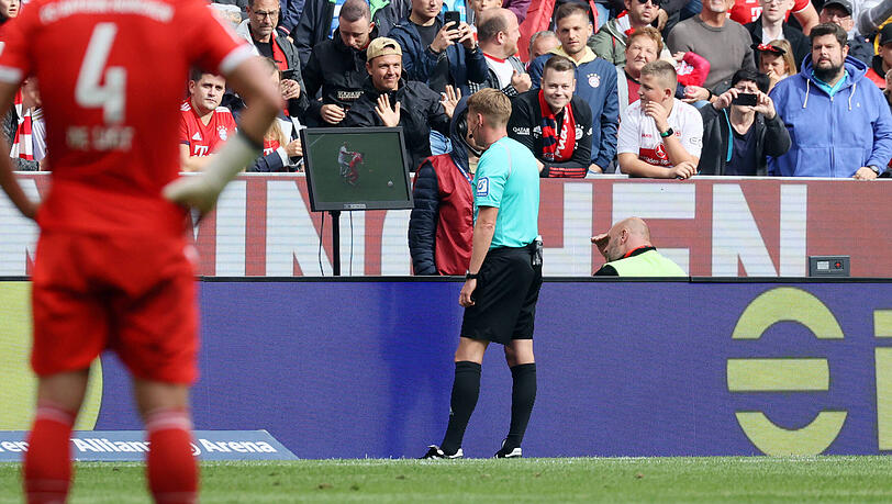 Schiedsrichter Dingert nahm den vermeintlichen Ausgleich des VfB Stuttgart nach Ansicht der Bilder zurück.