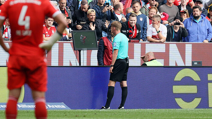 Schiedsrichter Dingert nahm den vermeintlichen Ausgleich des VfB Stuttgart nach Ansicht der Bilder zurück.
