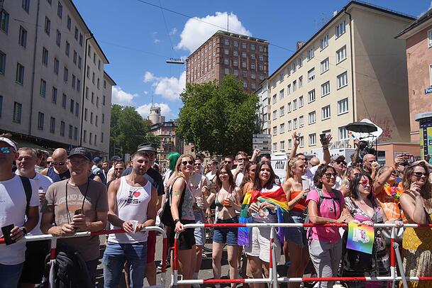 Überall fröhliche Gesichter. Auch die Polizei ist mit dem friedlichen Ablauf der CSD-Parade sehr zufrieden. Überall fröhliche Gesichter. Auch die Polizei ist mit dem friedlichen Ablauf der CSD-Parade sehr zufrieden.
