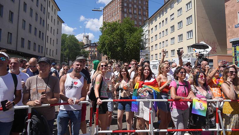Überall fröhliche Gesichter. Auch die Polizei ist mit dem friedlichen Ablauf der CSD-Parade sehr zufrieden. Überall fröhliche Gesichter. Auch die Polizei ist mit dem friedlichen Ablauf der CSD-Parade sehr zufrieden.