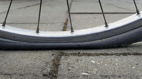 Mit einem platten Reifen ist die Fahrradfahrt zu Ende. (Symbolbild)