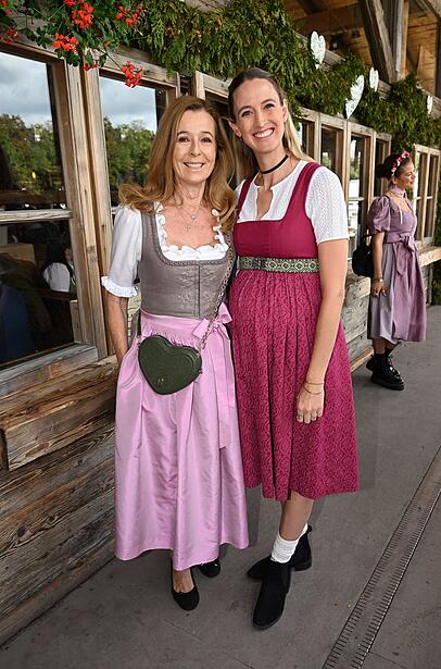 Andrea Schoeller mit Tochter Helena beim achten "CeU-Ladies-Lunch" in der Käfer-Wiesn-Schänke. Andrea Schoeller mit Tochter Helena beim achten "CeU-Ladies-Lunch" in der Käfer-Wiesn-Schänke.