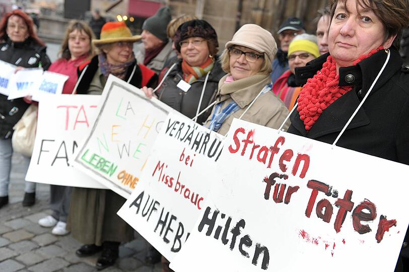 Diese Frauen hielten aus Protest gegen ein zu mildes Urteil in einem Inzestfall eine Mahnwache.