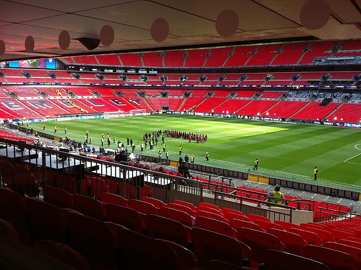 Wie süß! Die Einlaufkinder proben schon mal in Wembley. Die sind sicher aufgeregt.