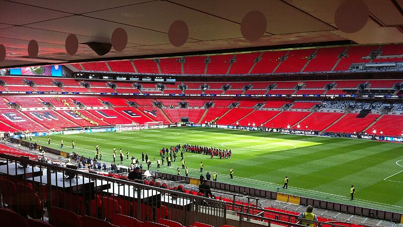 Wie süß! Die Einlaufkinder proben schon mal in Wembley. Die sind sicher aufgeregt. Wie süß! Die Einlaufkinder proben schon mal in Wembley. Die sind sicher aufgeregt.