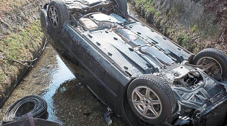 Das war so sicher nicht geplant: Das Auto im Bach - und auf dem Dach.