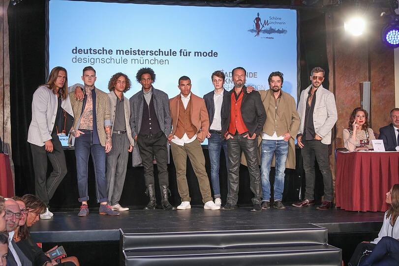 Nein, die AZ sucht (noch) nicht den Schönen Münchner: Männermodels präsentieren die Outfits von Doris Hartwich bei einem Gastauftritt.
