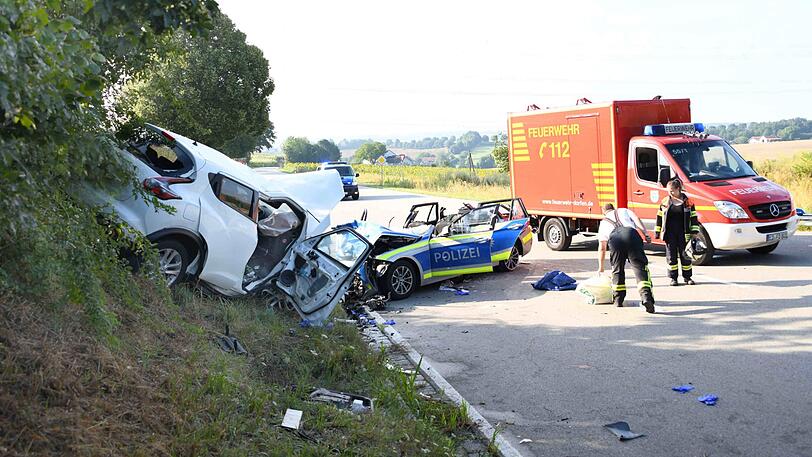 Trümmerfeld auf der B15: Die beiden Fahrzeuge haben einen Totalschaden.
