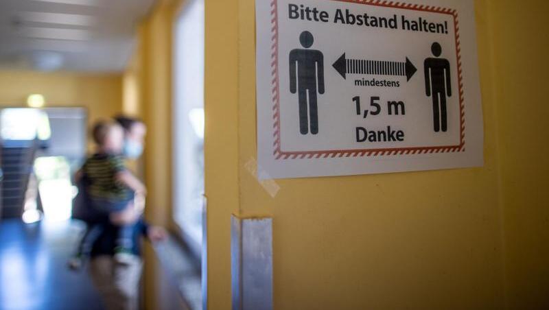 Ein Hinweisschild auf die Sicherheitsabstände hängt in einem Schulflur der Grundschule Lankow. Ein Hinweisschild auf die Sicherheitsabstände hängt in einem Schulflur der Grundschule Lankow.