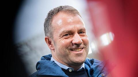 Münchens Trainer Hans-Dieter Flick steht vor dem Spiel im Stadion. Foto: Tom Weller/dpa