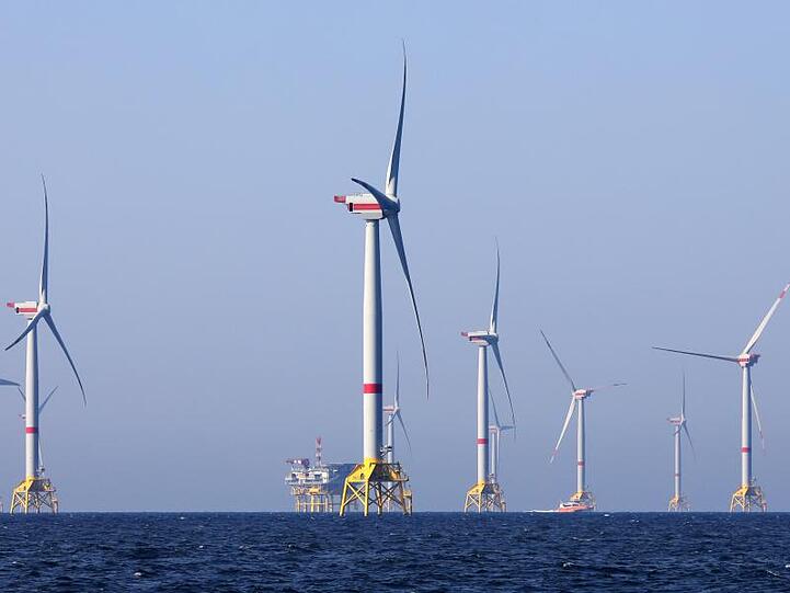 Windräder des Windparks Iberdrola "Wikinger" in der Ostsee vor Rügen.