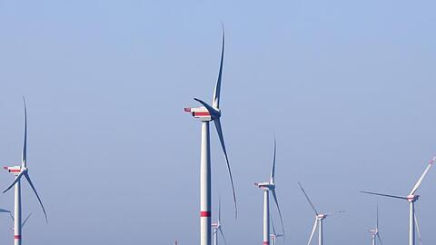 Windräder des Windparks Iberdrola "Wikinger" in der Ostsee vor Rügen.