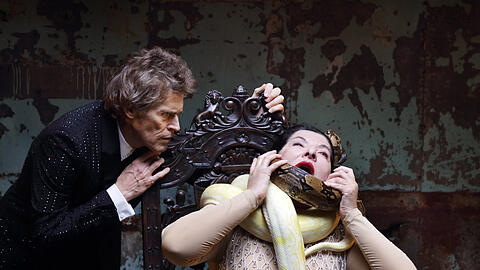 Im Würgegriff der Gefühle: Marina Abramovic mit Willem Dafoe in einem Film aus "7 Deaths of Maria Callas".