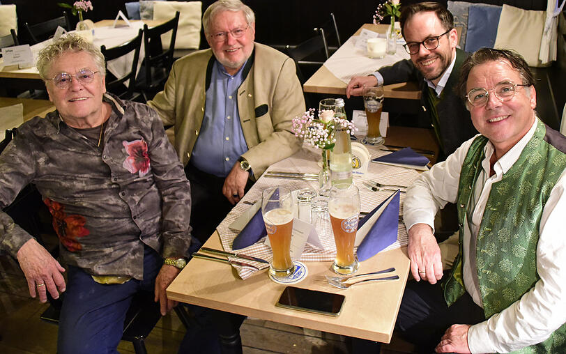 Auch hier nur fröhliche Gesichter: Schauspieler Claus Obalski und RolandAstor, Anselm Bilgri (2. v. l.) mit Ehemann Markus Bilgri (3. v. l.).