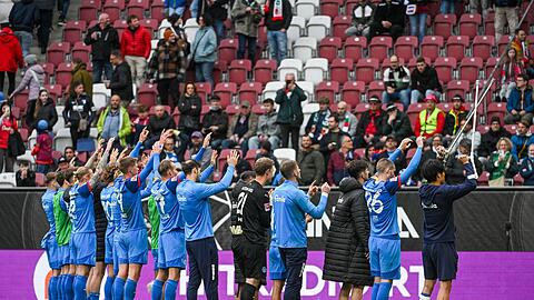 Holstein Kiel feiert den Sieg in Augsburg mit den mitgereisten Fans