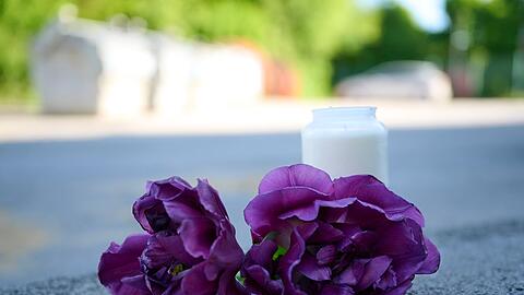 Kerzen und Blumen am Zugang zum Spielplatz: Nach dem Tod des 14-J&auml;hrigen zeigten Anwohner ihre Betroffenheit. (Archivbild)