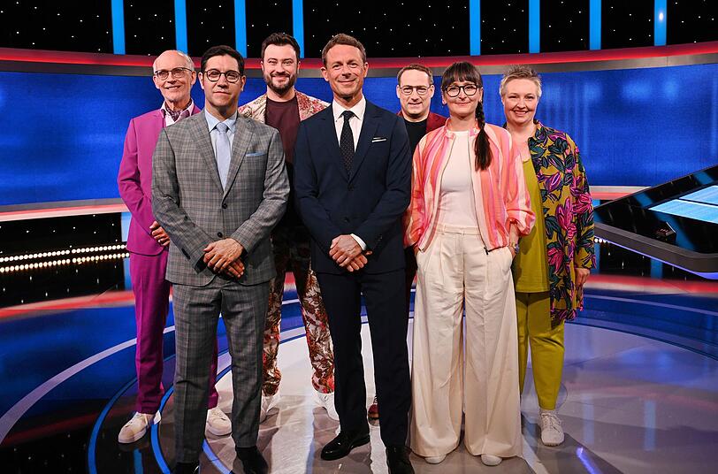 Alexander Bommes (Mitte) bittet seine Jägerinnen und Jäger zur XXL-Ausgabe am Samstagabend, von links: Dr. Thomas Kinne, Sebastian Jacoby, Sebastian Klussmann, Dr. Manuel Hobiger, Annegret Schenkel und Adrianne Rickel. Alexander Bommes (Mitte) bittet seine Jägerinnen und Jäger zur XXL-Ausgabe am Samstagabend, von links: Dr. Thomas Kinne, Sebastian Jacoby, Sebastian Klussmann, Dr. Manuel Hobiger, Annegret Schenkel und Adrianne Rickel.