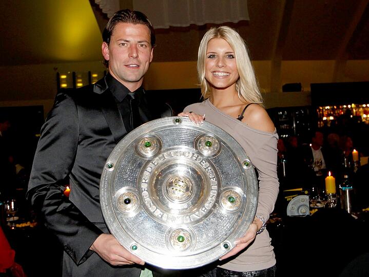 Roman Weidenfeller präsentiert die Meisterschale mit seiner hübschen Lisa.