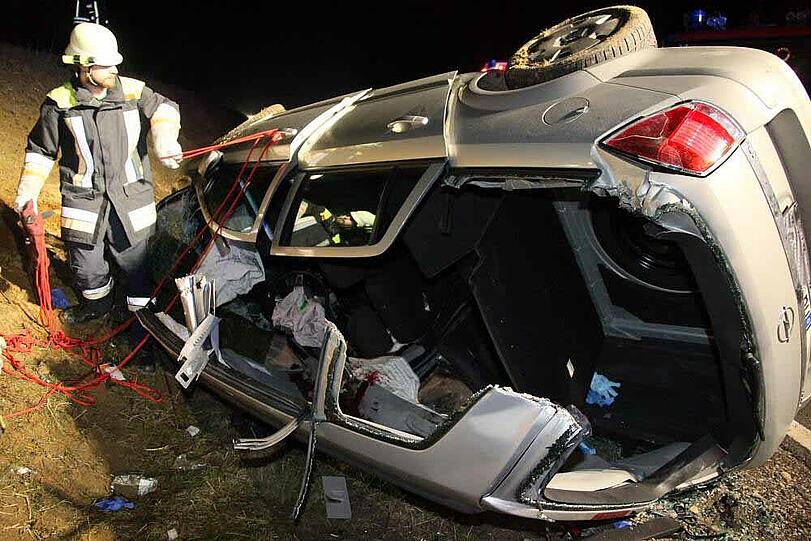 Bilder des schweren Verkehrsunfalls im Landkreis Mühlendorf am Inn mit einem Toten und zwei Schwerverletzten.