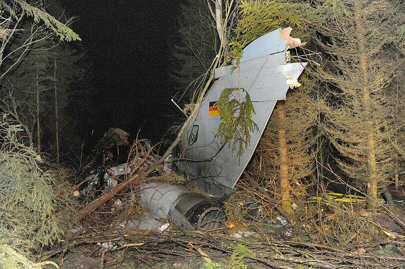 Vollkommen zerstört liegt der Tornado zwischen den Bäumen.