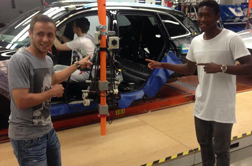 Neuer Job? Alaba und Rafinha statten dem Audi-Werk in Ingolstadt einen Besuch ab und schreiben Autogramme