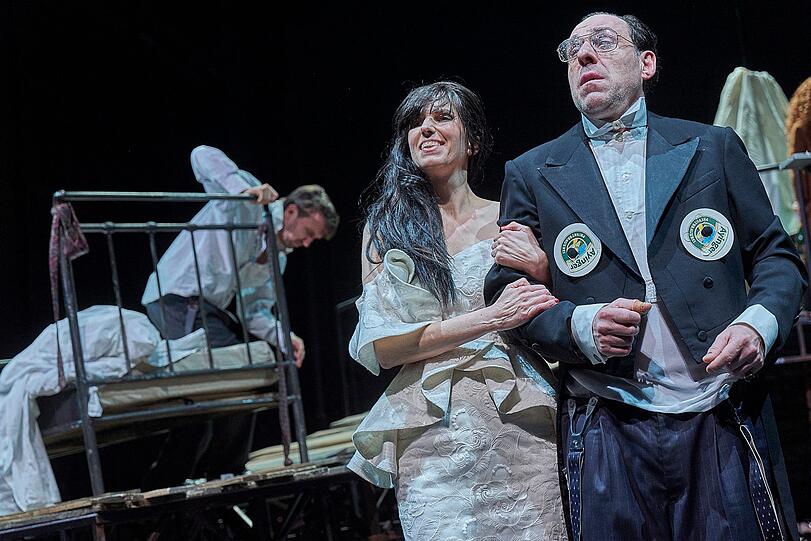 Szenen aus "Der Spieler" im Residenztheater.