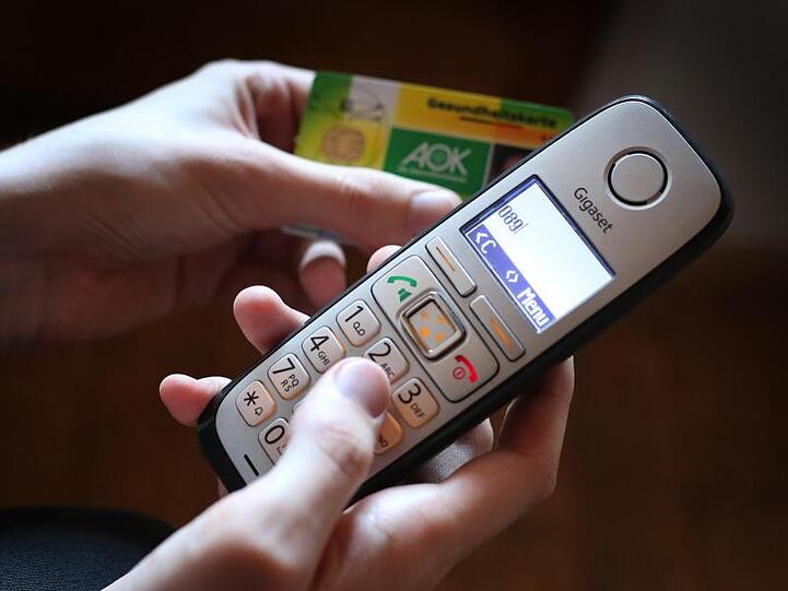 Arbeitnehmer mit Erkältungsbeschwerden können sich in der Corona-Krise auch weiterhin per Telefon vom Arzt krankschreiben lassen.