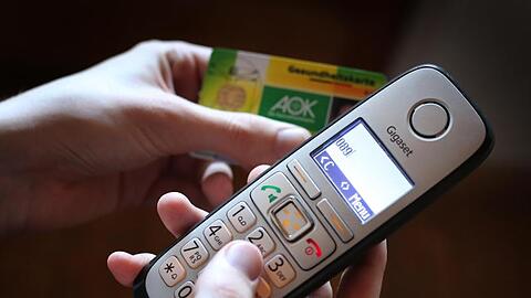 Arbeitnehmer mit Erkältungsbeschwerden können sich in der Corona-Krise auch weiterhin per Telefon vom Arzt krankschreiben lassen.