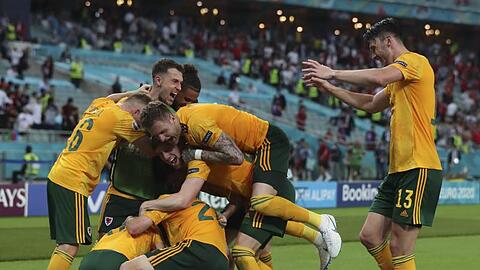 Die Spieler von Wales freuen sich &uuml;ber das 2:0 f&uuml;r ihre Mannschaft.