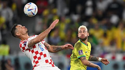 Kroatiens Dejan Lovren (l) spielt gegen Brasiliens Neymar.