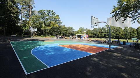 Früher war hier die alte Siemens-Rollschuhbahn aus den 60er-Jahren mit einem maroden Umkleidehaus. Jetzt kann man hier Basketball spielen.